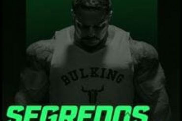 Homem com definição muscular extrema, exibindo vascularização e abdômen trincado, como resultado do método Segredos da Definição Bruno Moraes.