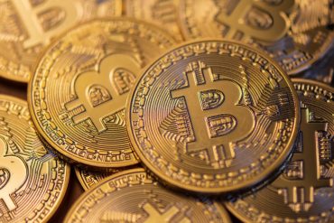 Capa do curso ExpertBitcoin de Leonardo Fernandes com logo do Bitcoin e elementos de tecnologia