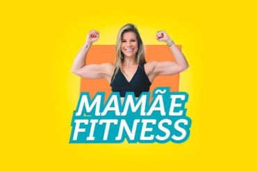Mulher atlética sorrindo, demonstrando exercícios de recuperação pós-parto, com o logo BTFIT e Mônica Peçanha ao fundo.