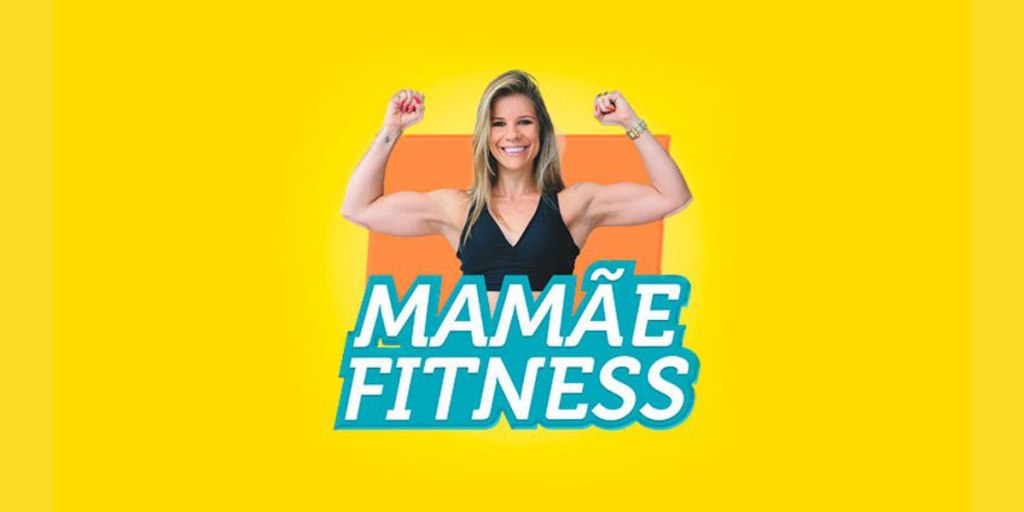 Mulher atlética sorrindo, demonstrando exercícios de recuperação pós-parto, com o logo BTFIT e Mônica Peçanha ao fundo.