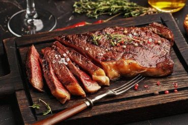 Capa do curso Churrasco On-line de Netão com cortes de carne e utensílios de churrasco.