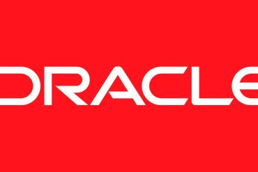 Ilustração conceitual de um profissional administrando um banco de dados Oracle complexo com gráficos de performance e segurança em destaque.