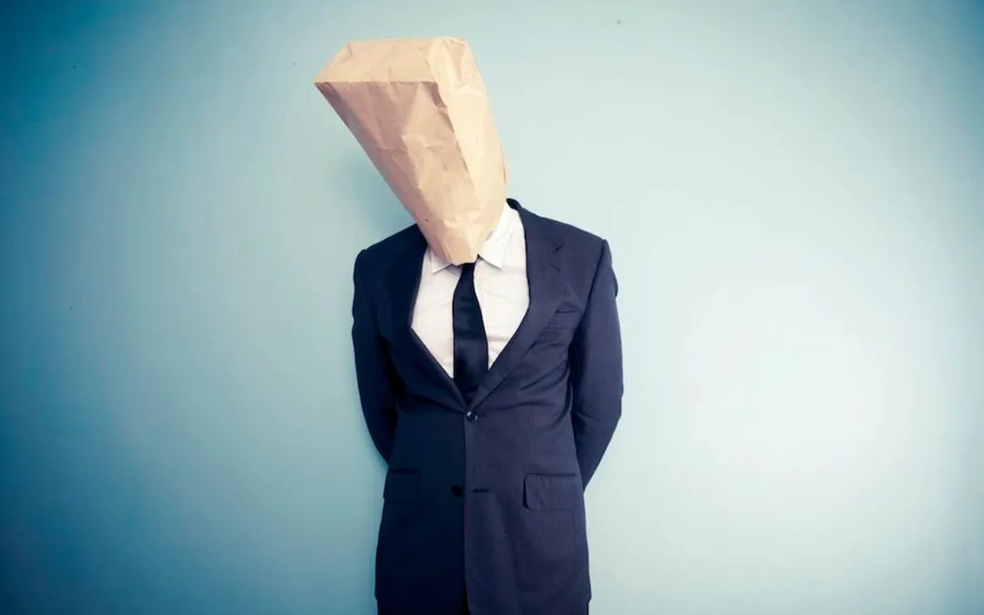 Homem confiante falando em uma apresentação, superando a timidez no ambiente profissional.