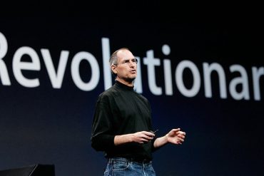 Ilustração de um palestrante confiante apresentando em um palco com slides modernos e público engajado