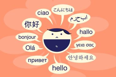 Estudante sorridente aprendendo vários idiomas com o curso de Leroy Silveira