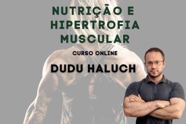Homem musculoso concentrado em treino de força com foco em hipertrofia e nutrição adequada.