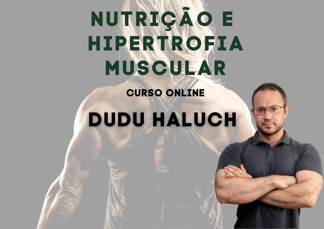 Homem musculoso concentrado em treino de força com foco em hipertrofia e nutrição adequada.