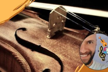 Estudante iniciante aprendendo a tocar violino com o curso online.