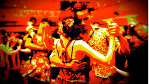 Homem e mulher dançando forró com alegria em um salão, com foco nos movimentos e na conexão do casal.