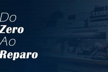 Notebook em reparo com ferramentas de precisão e componentes eletrônicos organizados