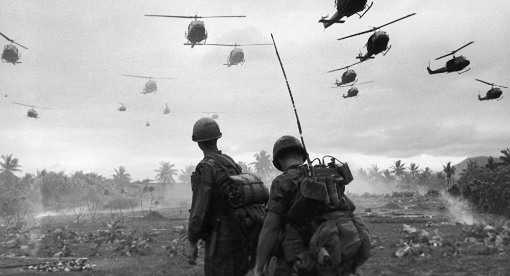 Homem sorrindo usando laptop para baixar cursos online em plataforma digital