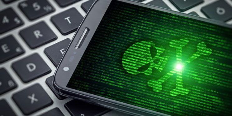 Homem experiente em hacking ético manipulando código em um laptop com tela do Android em destaque