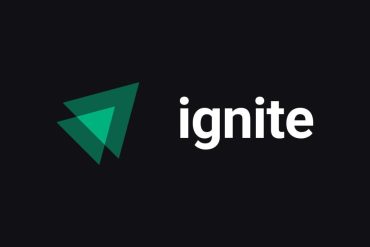Banner do curso Ignite 2022 da Rocketseat, com ícones de programação e foco em acelerar a carreira Dev