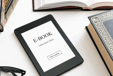 Capa do curso de Gabriel Felix sobre como criar e vender e-books online, com título em destaque e elementos visuais de sucesso.