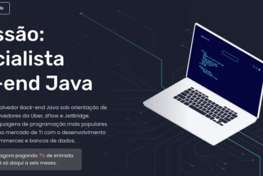 Desenvolvedor Back-End Java trabalhando em código, tela com linhas de código Java e diagrama de banco de dados.