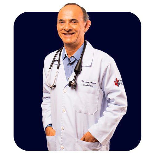 Homem médico experiente interpretando traçado de eletrocardiograma em tela, foco no detalhe do ECG