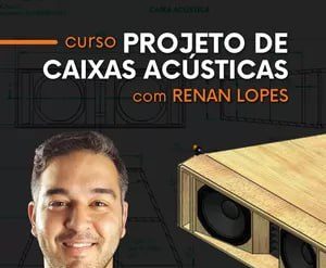Homem sorrindo ao lado de caixas acústicas de alta qualidade, com diagramas técnicos de áudio ao fundo