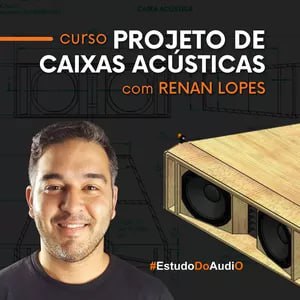 Homem sorrindo ao lado de caixas acústicas de alta qualidade, com diagramas técnicos de áudio ao fundo