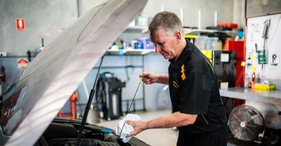 Curso de Mecânica Básica Automotiva Master Cooler com ferramentas e motor