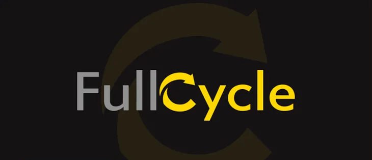 Programador estudando código em tela de computador com o logo do curso Full Cycle 3.0 School of Net em destaque.