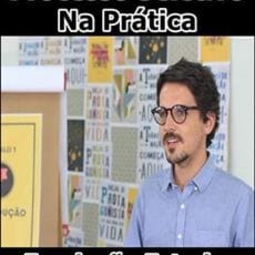 Estudante sorrindo ao receber notícia de aprovação em processo seletivo, com laptop e materiais de estudo em destaque.