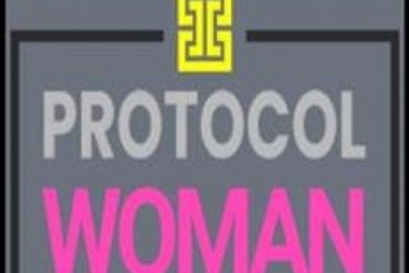 Mulher forte e definida treinando com equipamento de musculação, com o logo 'Protocol Woman' sutilmente integrado.
