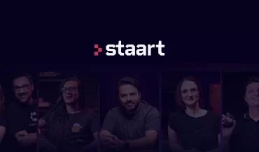 Screenshot da plataforma Staart, exibindo a interface organizada com jornadas de cursos de programação.