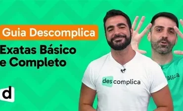 Pessoa estudando matemática, com fórmulas e gráficos na tela do computador, foco em aprendizado de exatas.