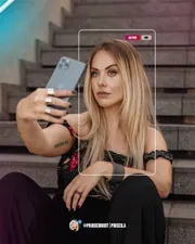 Estante cheia de livros de marketing digital com o título 'Fantástica Fábrica de Posts Priscila Schmidth' em destaque.