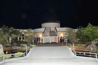 Pessoa trabalhando em laptop com gráficos de crescimento de tráfego e ícones de SEO