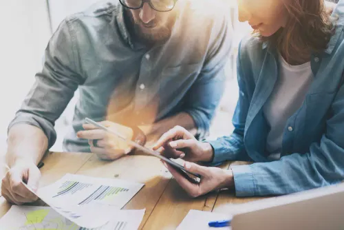 Gráfico de crescimento de tráfego orgânico em site com ícones de SEO e conversão