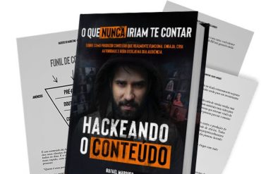 Homem sorrindo, em frente a um computador, com gráficos de crescimento e um ícone de alvo, simbolizando estratégias de conteúdo e conversão.
