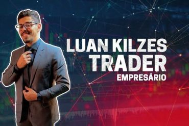 Luan Kilzes, trader profissional, em um ambiente de escritório moderno com gráficos financeiros ao fundo.