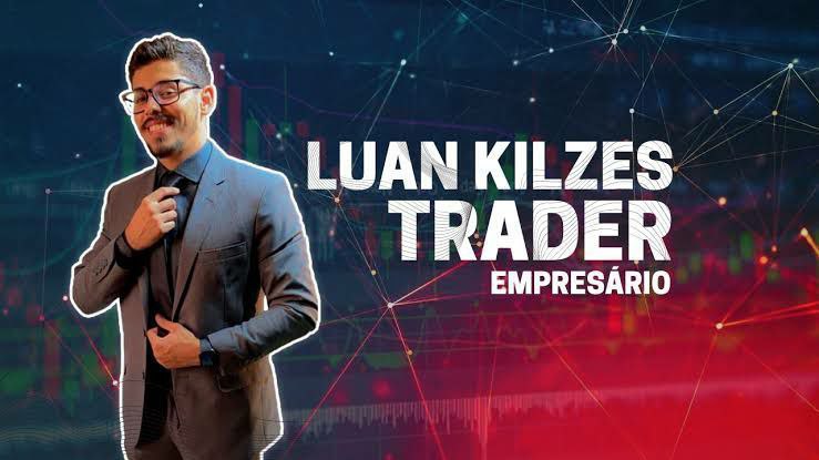 Luan Kilzes, trader profissional, em um ambiente de escritório moderno com gráficos financeiros ao fundo.