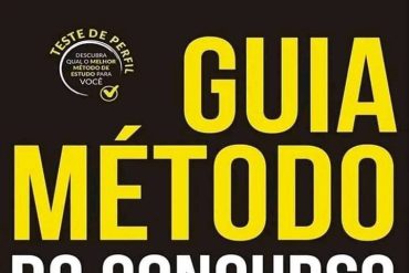 Pessoa estudando para concurso público com livros e materiais digitais