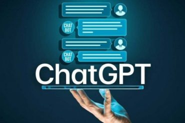 Homem usando inteligência artificial com prompts para ChatGPT em laptop moderno