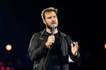 Thiago Nigro apresentando o Curso Primo Rico: Do Mil ao Milhão para organizar finanças e investir na Bolsa de Valores.