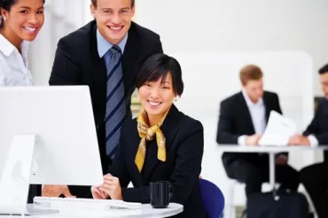 Homem sorrindo em frente a telas com gráficos de trading esportivo e placares de futebol, simbolizando sucesso na Mentoria Dener Trade.