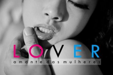 Homem confiante e carismático com o curso Lover 3.0 em fundo moderno