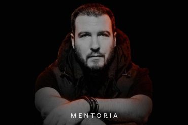 Thiago Nigro apresentando o curso Mentoria Mil ao Milhão 4.0 em uma sala de conferência.