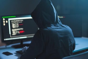 Capa do curso Cybersecurity Analyst Junior com destaque para download e segurança digital.