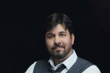 Capa do curso Gênio da Memória Neuroaprendizagem de Victor Ribeiro com ícones de cérebro e aprendizado.