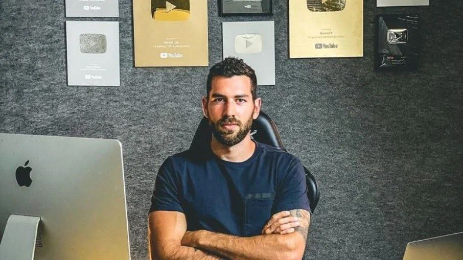 Capa do curso Milionário com Facebook de Giorgio Barone 2022 com elementos de sucesso e gráficos de crescimento.