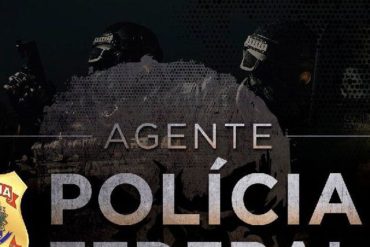 Estudante focado estudando material de contabilidade para concurso da Polícia Federal