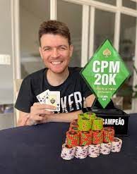 Estudante aprendendo a jogar poker online com um curso completo no computador