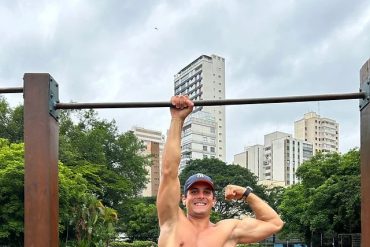 Homem praticando calistenia, exercícios de peso corporal avançados, treino de força muscular.