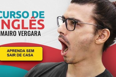 Estudante sorrindo acessando curso de inglês Mairo Vergara 5.0 online