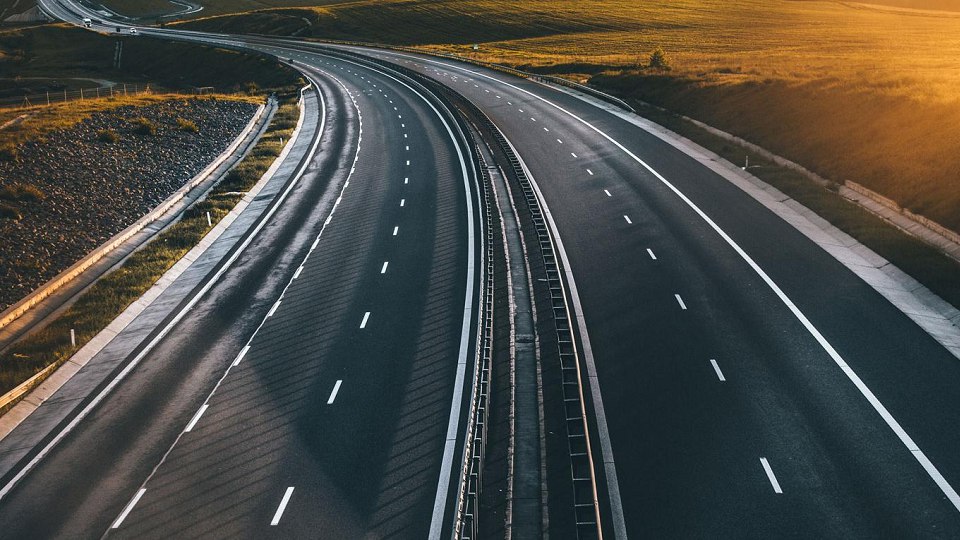 Capa do curso Dimensionamento de Pavimentos Asfalticos Engeduca com foco em projetos de pavimentação e engenharia de tráfego.